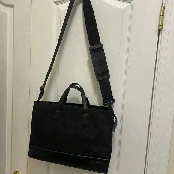 Tumi Ballistic Nylon leather
Briefcase long adjustable padded shoulder straps - Picture 1 of 16